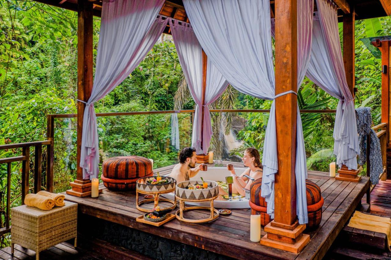 The Sebali Resort Ubud Exterior foto The hot tub at the resort