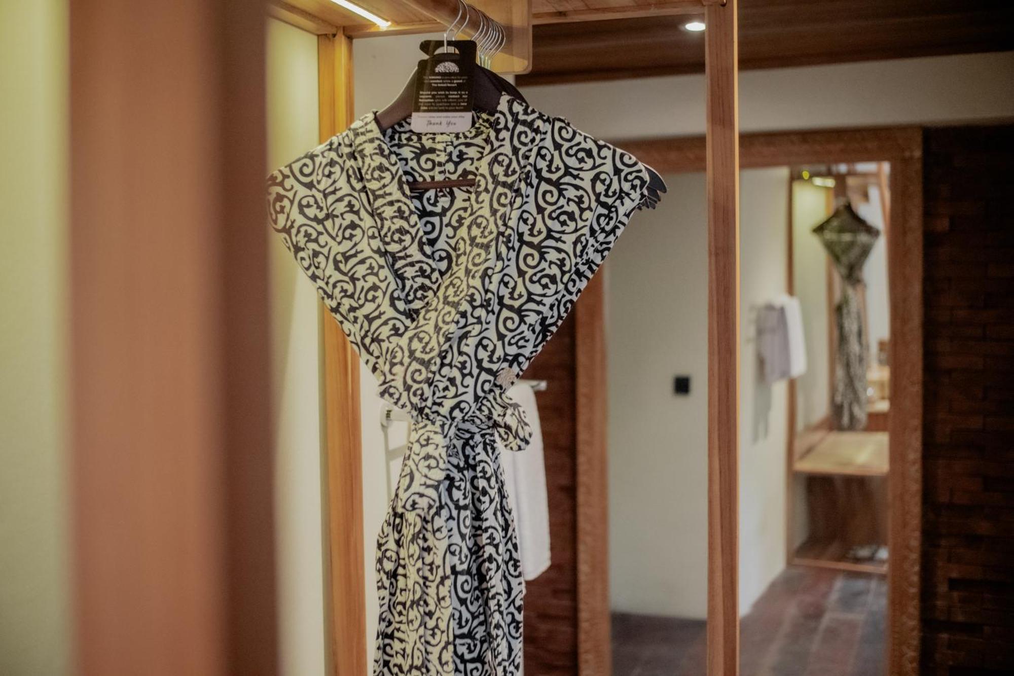 The Sebali Resort Ubud Exterior foto A bathrobe hanging on a hanger